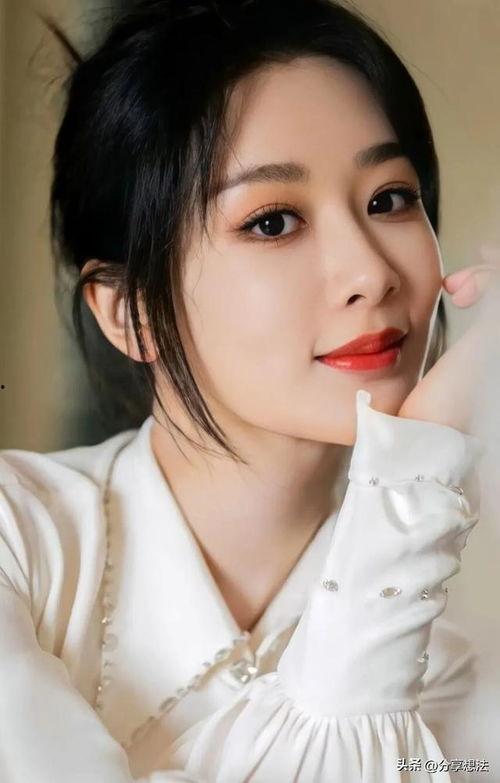 明星图像杨紫,青春绽放，演绎璀璨星途