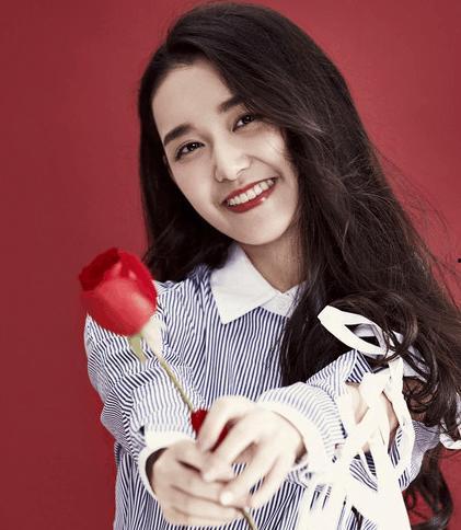 蒋依依照片,青春洋溢，灵动演绎光影之美